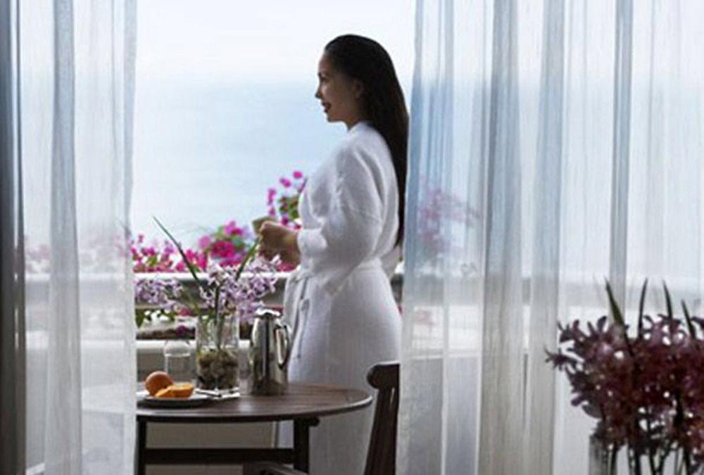 美里万豪度假酒店 米里 客房 照片 A woman wearing a bathrobe