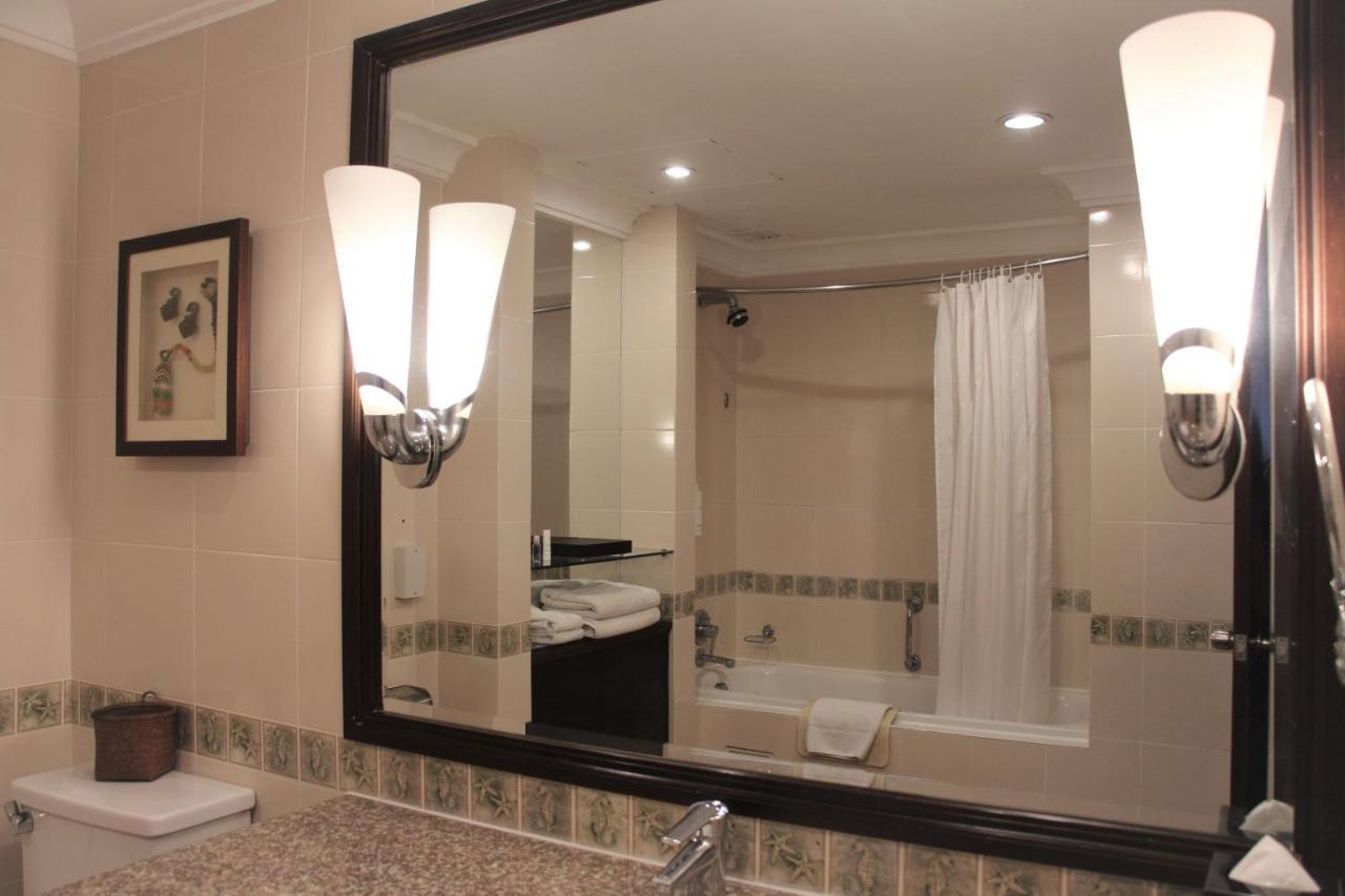 美里万豪度假酒店 米里 外观 照片 A bathroom mirror