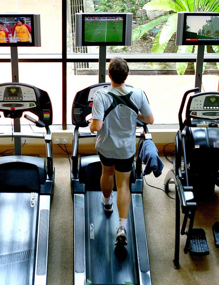 美里万豪度假酒店 米里 外观 照片 A treadmill in use