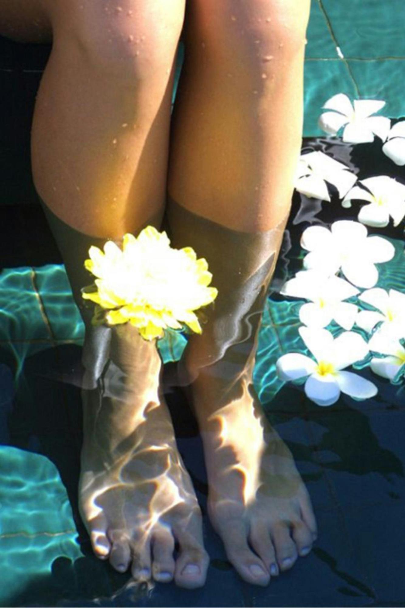美里万豪度假酒店 米里 外观 照片 A woman wearing rain boots