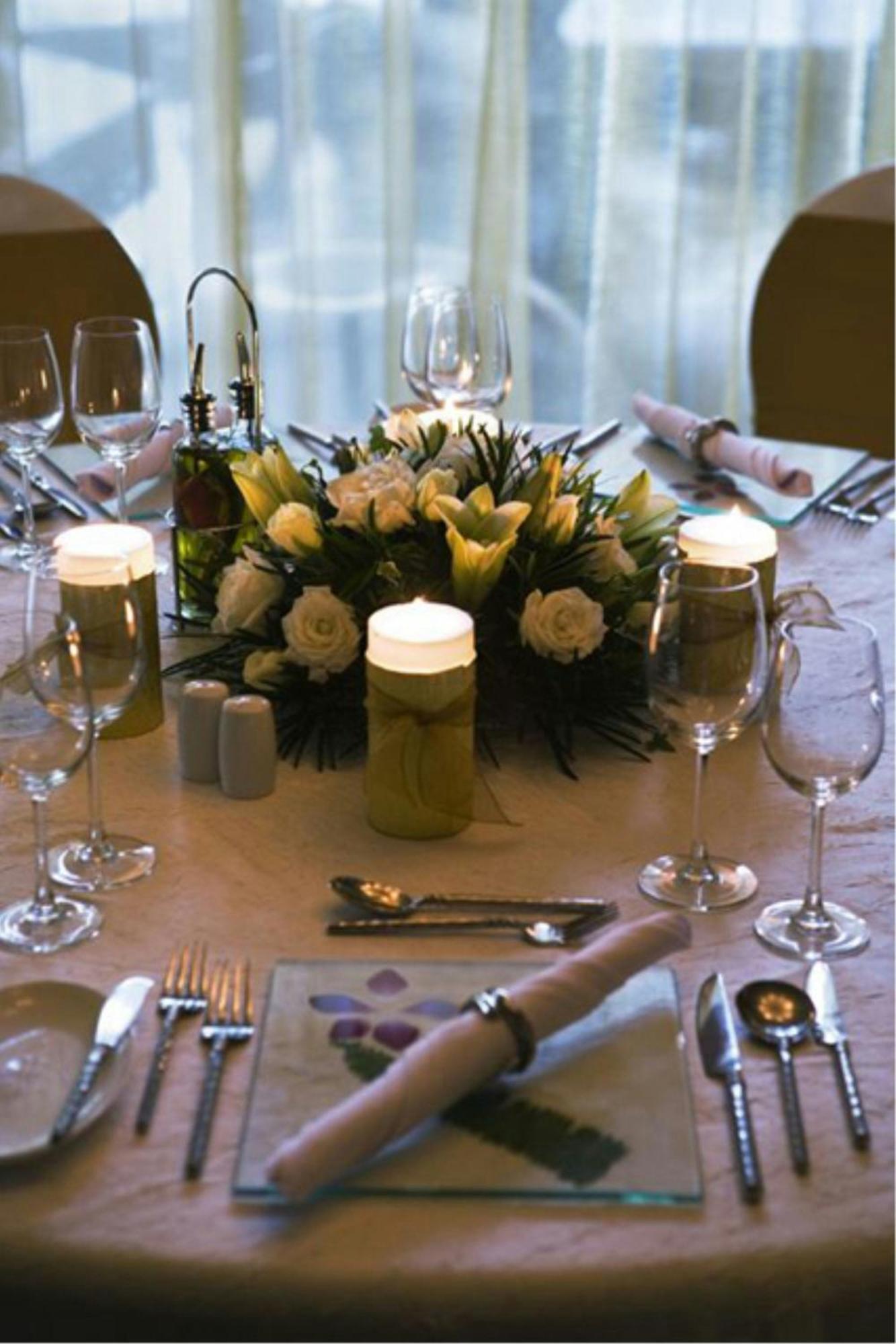 美里万豪度假酒店 米里 餐厅 照片 A table set for a formal dinner