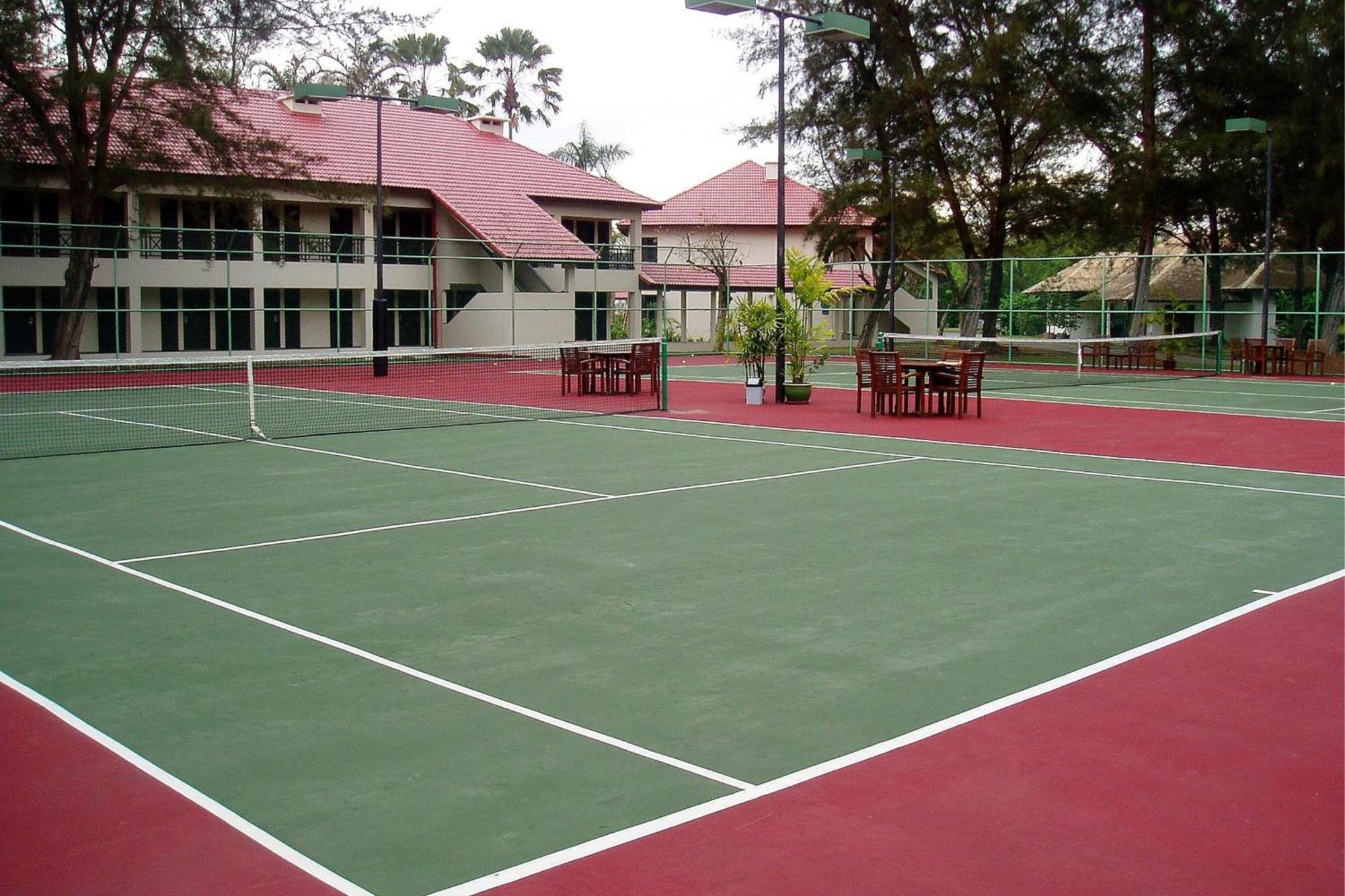 美里万豪度假酒店 米里 外观 照片 Tennis courts at the Royal Selangor Golf & Country Club